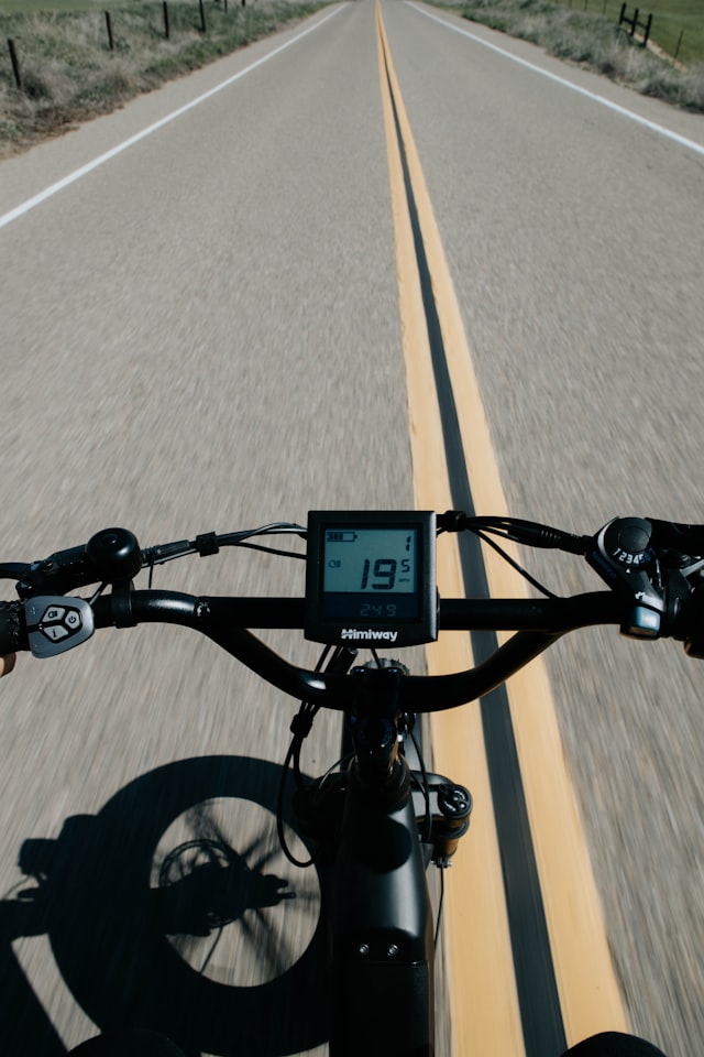 Electric bike handlebar and display detail